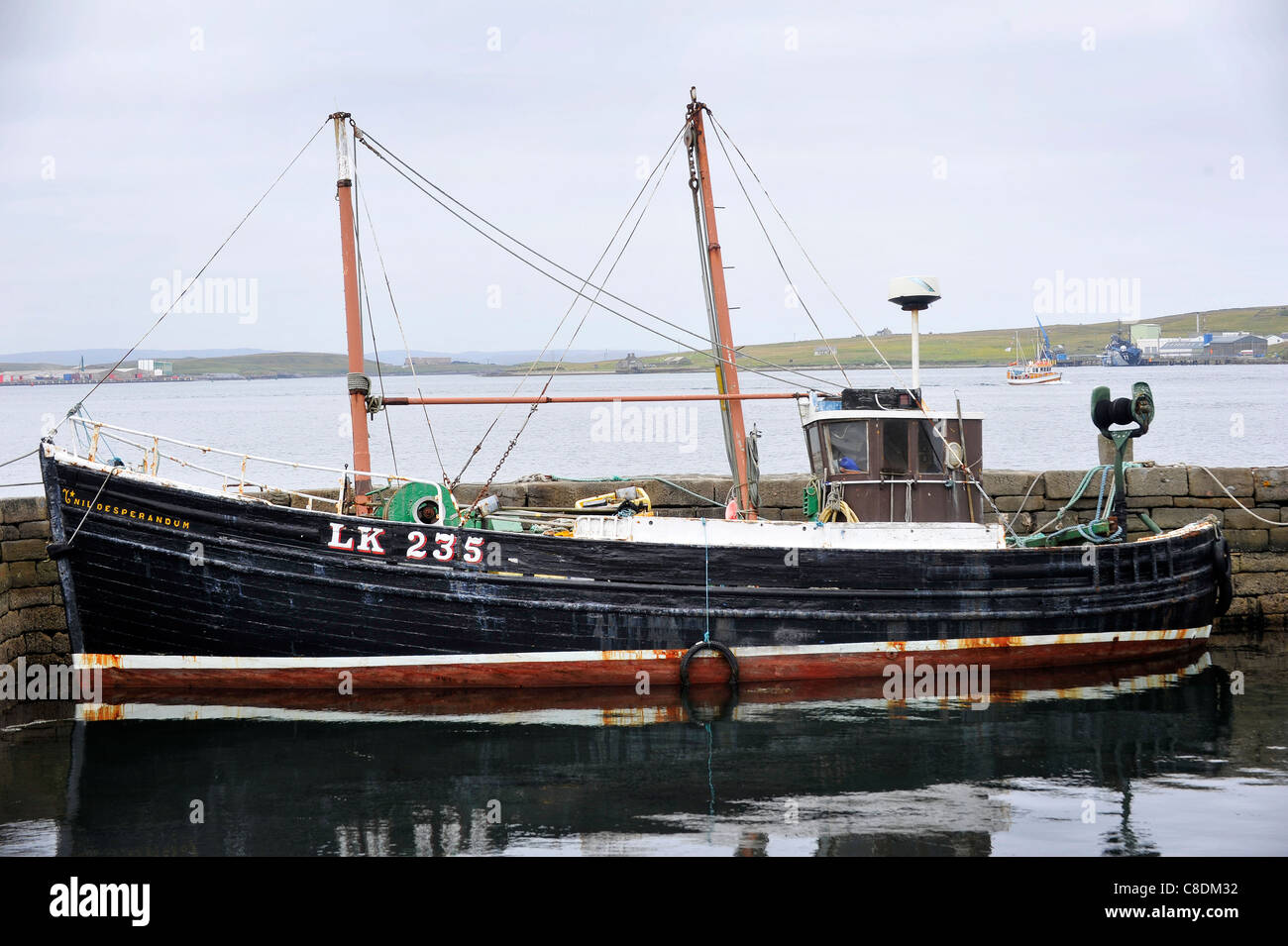 La pesca tradizionale barca ormeggiata nel porto di Lerwick, isole Shetland, Scozia. Foto Stock