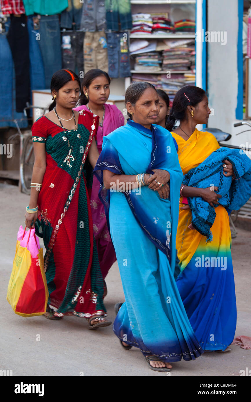 Scena di strada nella città santa di Varanasi, Benares, India settentrionale Foto Stock