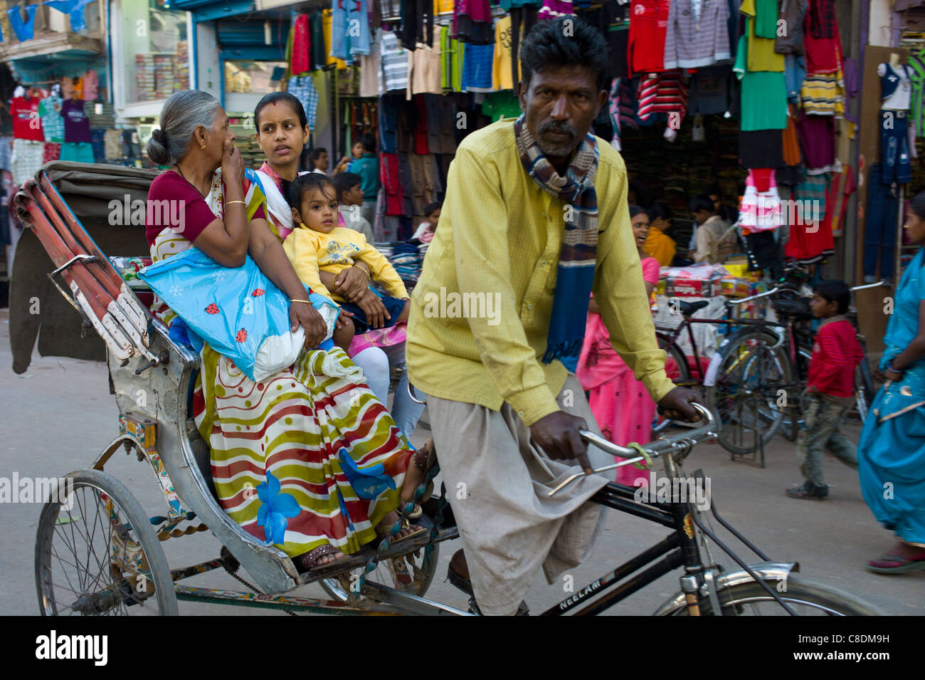 Scena di strada nella città santa di Varanasi, Benares, India settentrionale Foto Stock