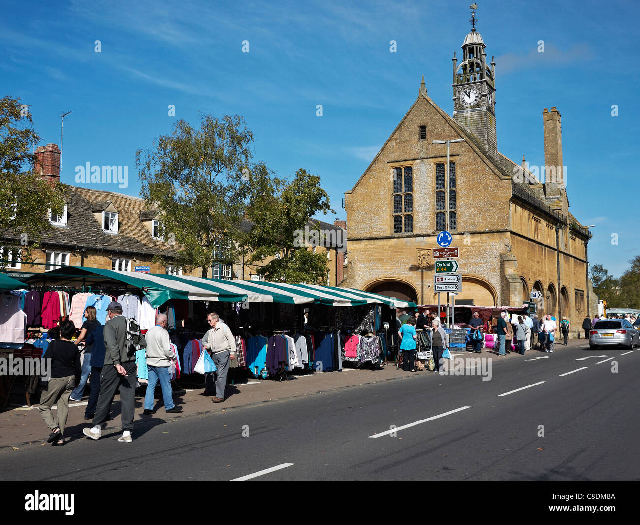 Moreton in Marsh High Street sul giorno di mercato con antico mercato hall includono Foto Stock