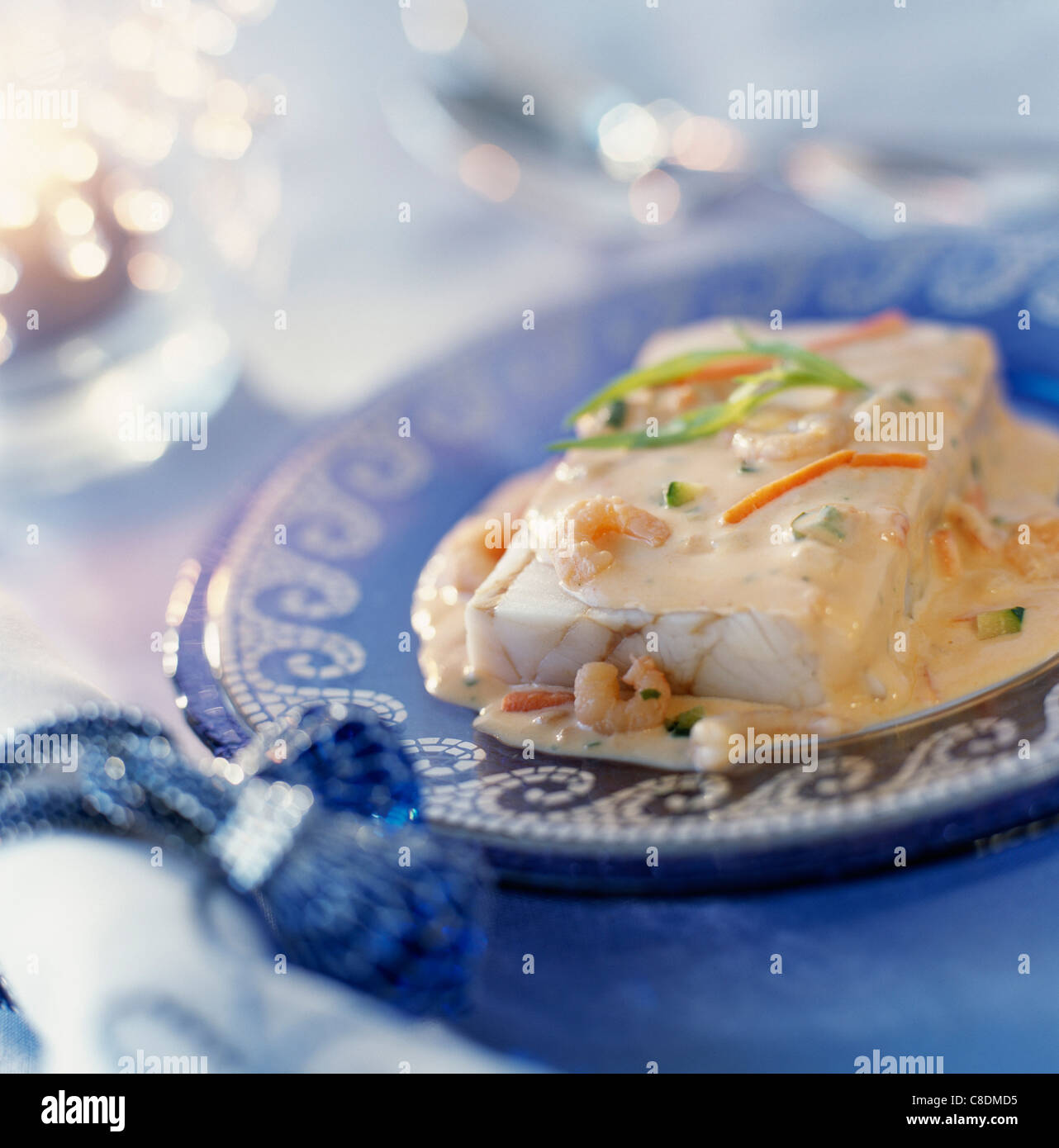 Spessore pezzo di salmone congelato con salsa di gamberetti Foto Stock