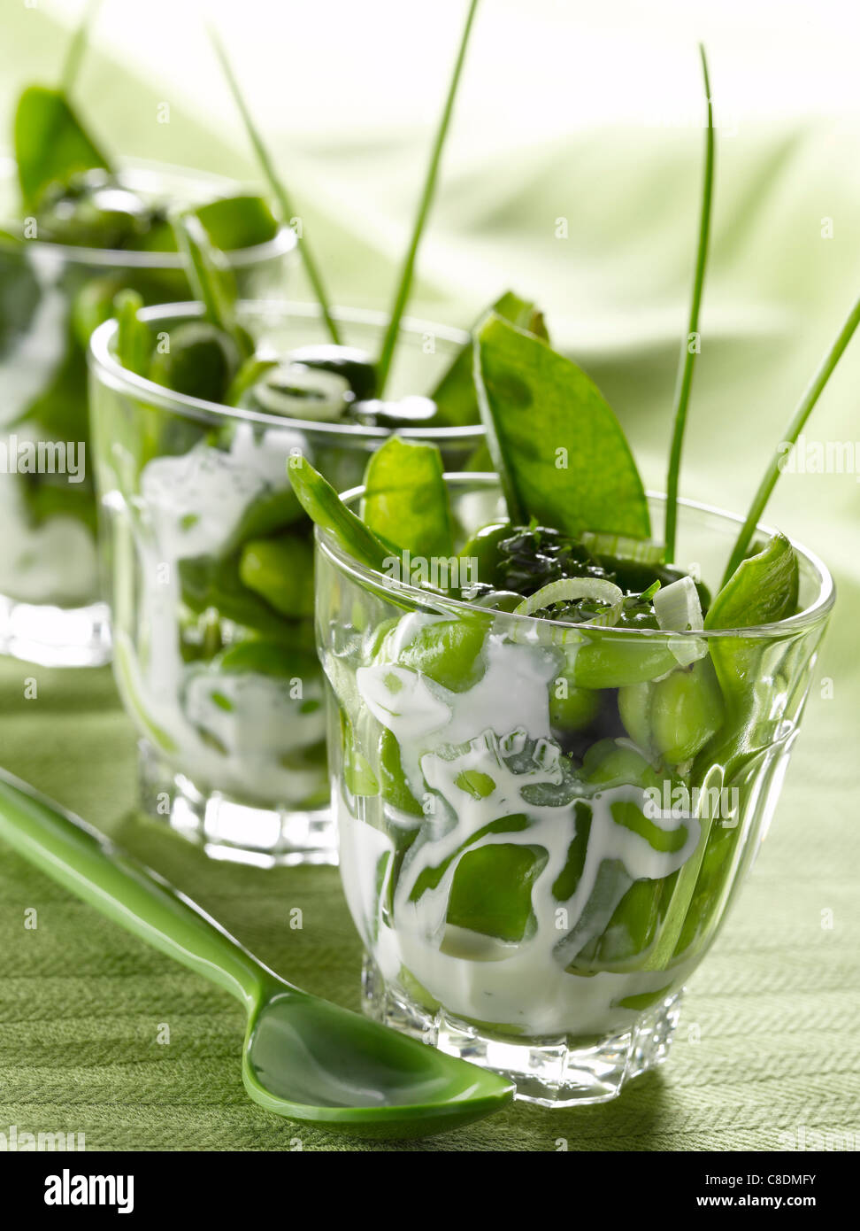 Insalata verde con salsa di erbe Foto Stock