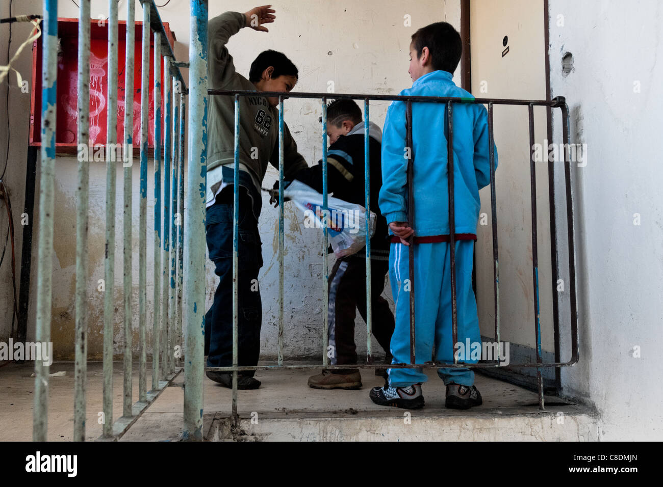 I ragazzi combattono per le uova di pasqua in un blocco di appartamenti in gipsy ghetto di chanov, la maggior parte, Repubblica ceca. Foto Stock