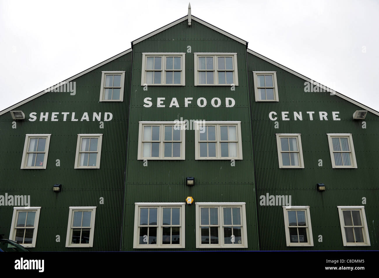 Vista esterna dei frutti di mare delle Shetland Center building a Lerwick Harbour, isole Shetland, Scozia. Foto Stock