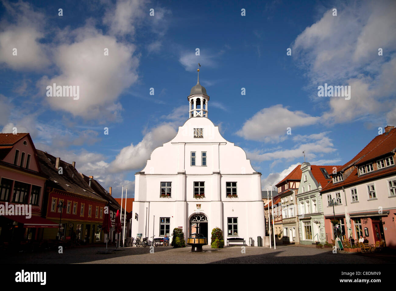 Il vecchio municipio e la piazza del mercato di Wolgast, Meclenburgo-Pomerania Occidentale, Germania Foto Stock