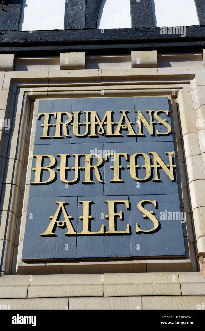 Truman Burton Ales firmare al di fuori di un pub Foto Stock