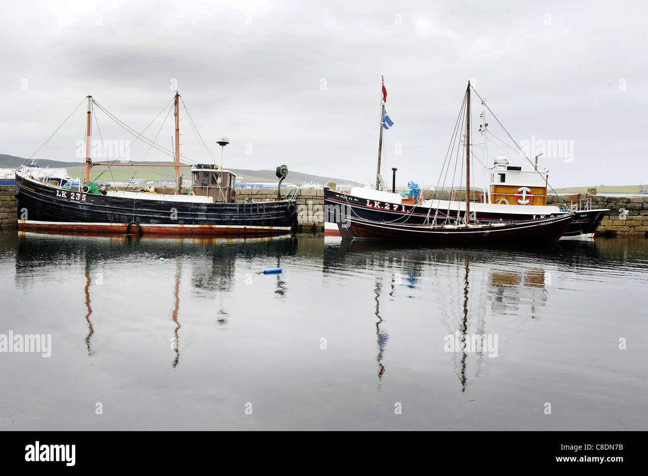 Tradizionali barche da pesca ormeggiate nel porto di Lerwick, isole Shetland, Scozia. Foto Stock