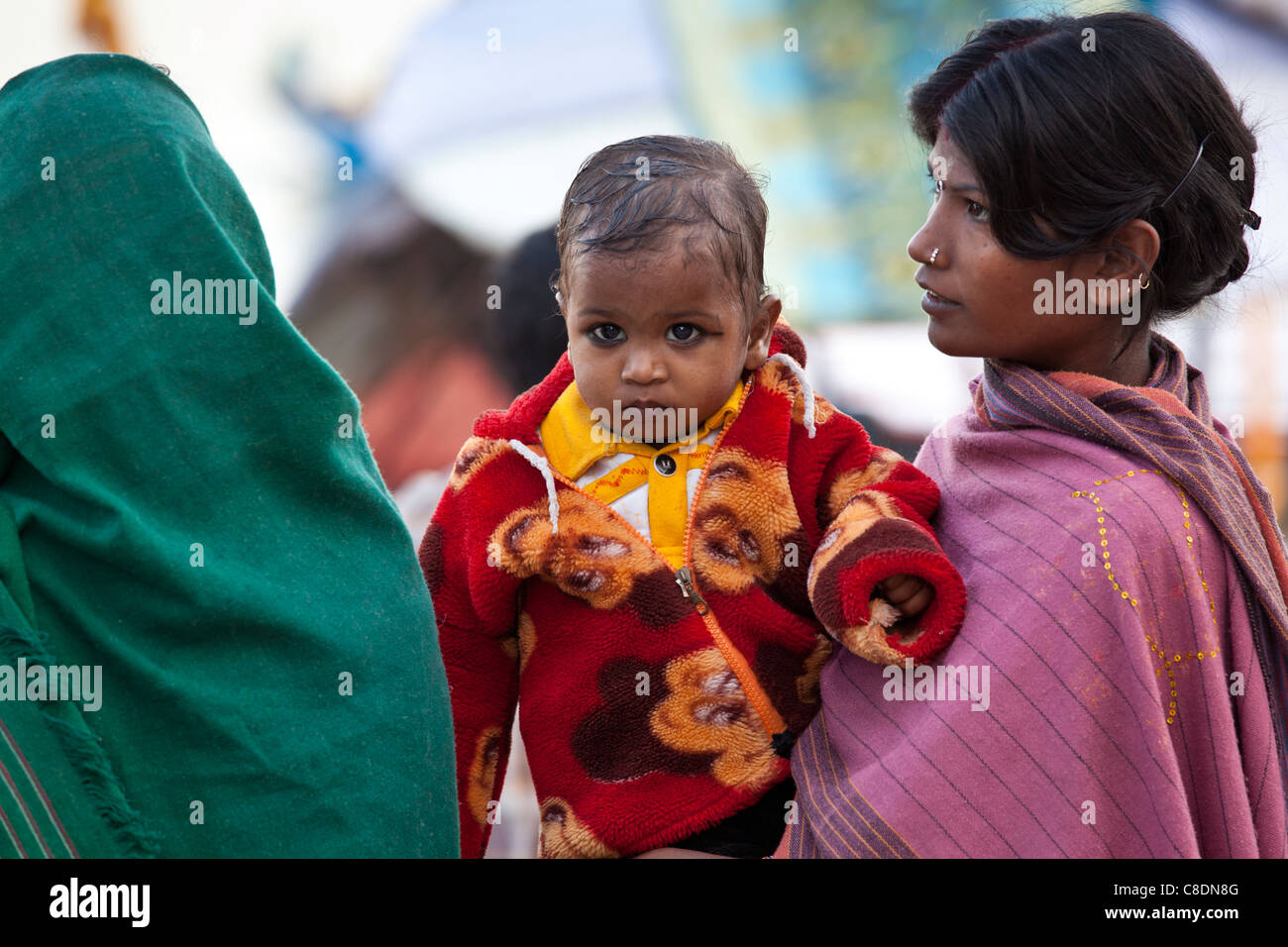 Indian madre con bambino a Dashashwamedh Ghat nella città santa di Varanasi, Benares, India Foto Stock