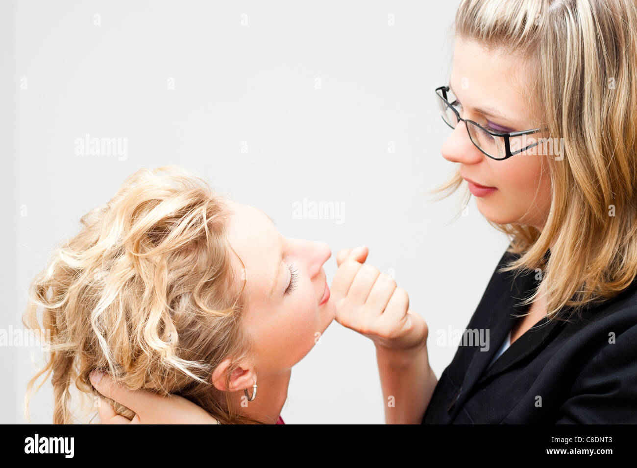 Due giovani donne business combattimenti. Foto Stock