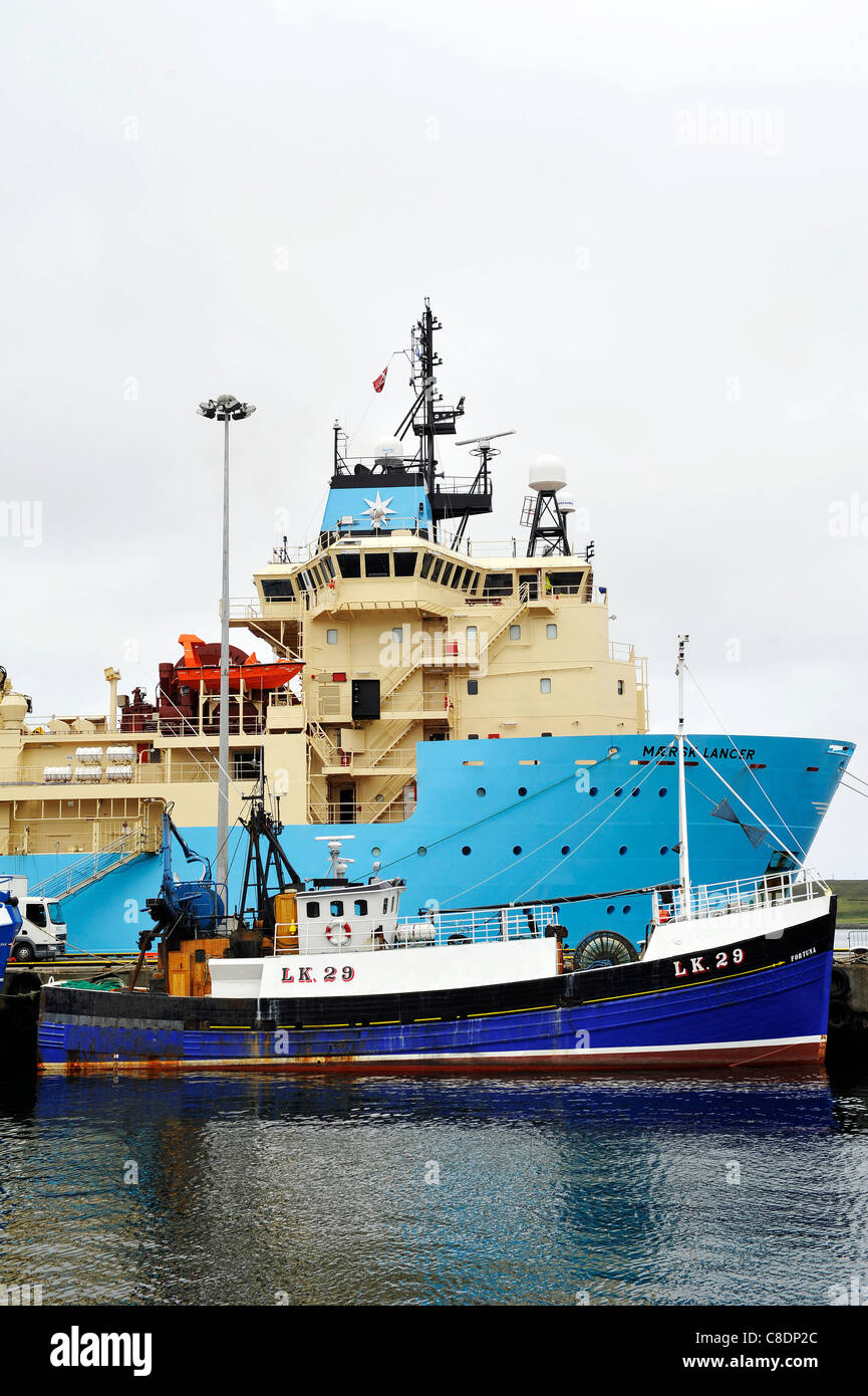 La nave Maersk Lancer ormeggiata nel porto di Lerwick, isole Shetland, Scozia. Foto Stock