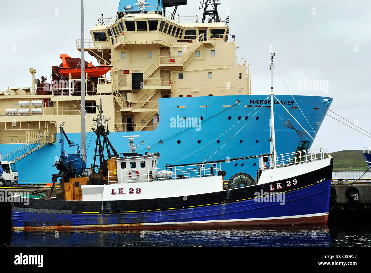 La nave Maersk Lancer ormeggiata nel porto di Lerwick, isole Shetland, Scozia. Foto Stock
