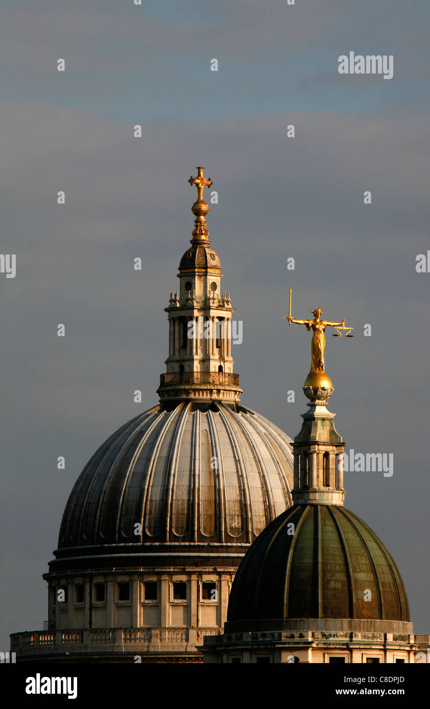 Statua di giustizia sulla sommità della Old Bailey centrale (TRIBUNALE PENALE) di fronte alla Cattedrale di San Paolo, Città di Londra, Regno Unito Foto Stock