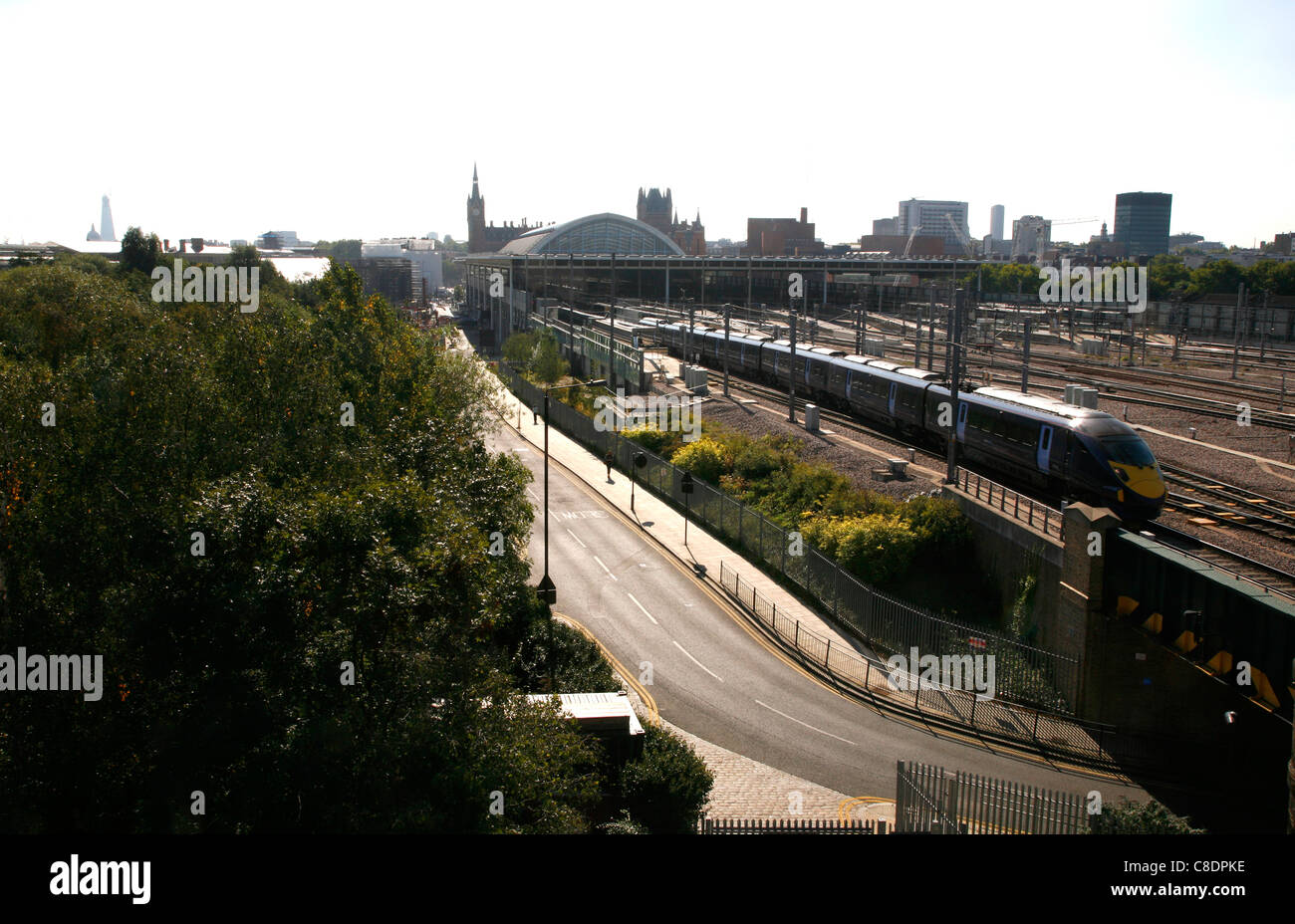 Sud Est in treno arrivando alla stazione di St Pancras, St Pancras, London, Regno Unito Foto Stock