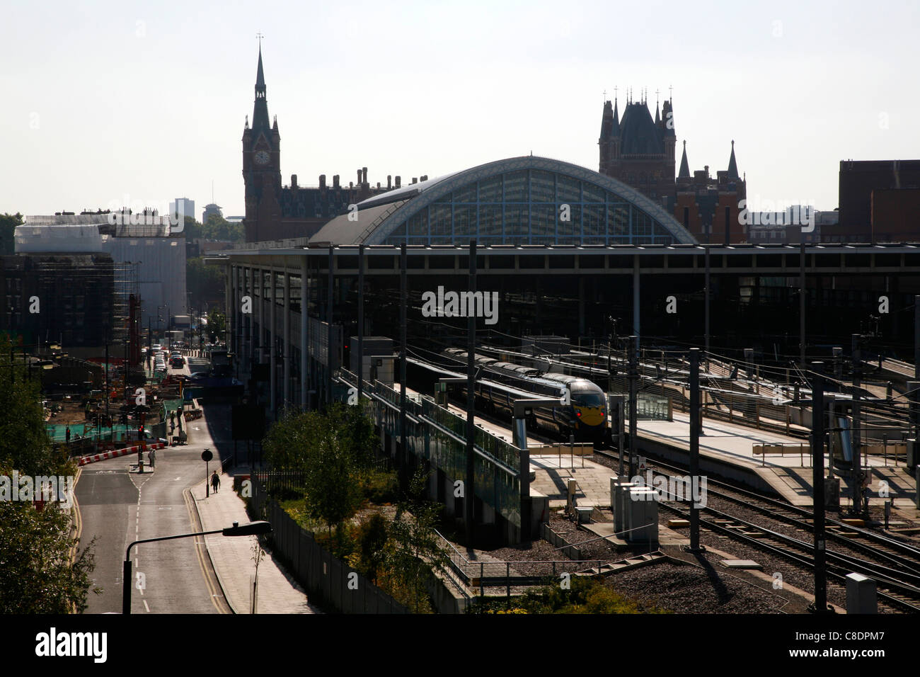 Sud Est in treno arrivando alla stazione di St Pancras, St Pancras, London, Regno Unito Foto Stock