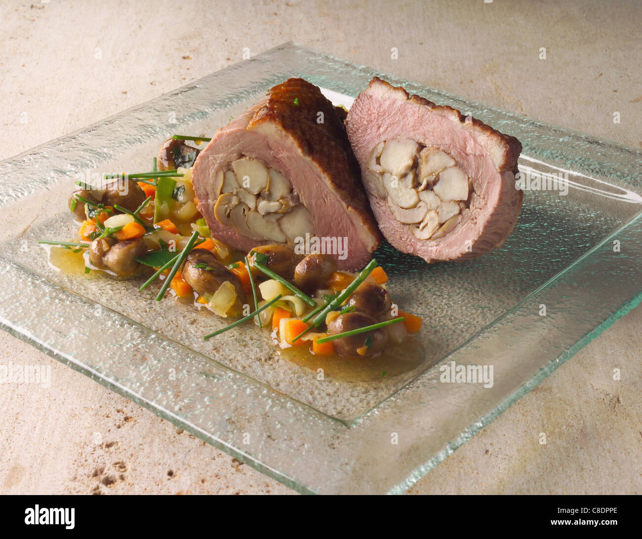 Magret di anatra farcita con funghi Foto Stock
