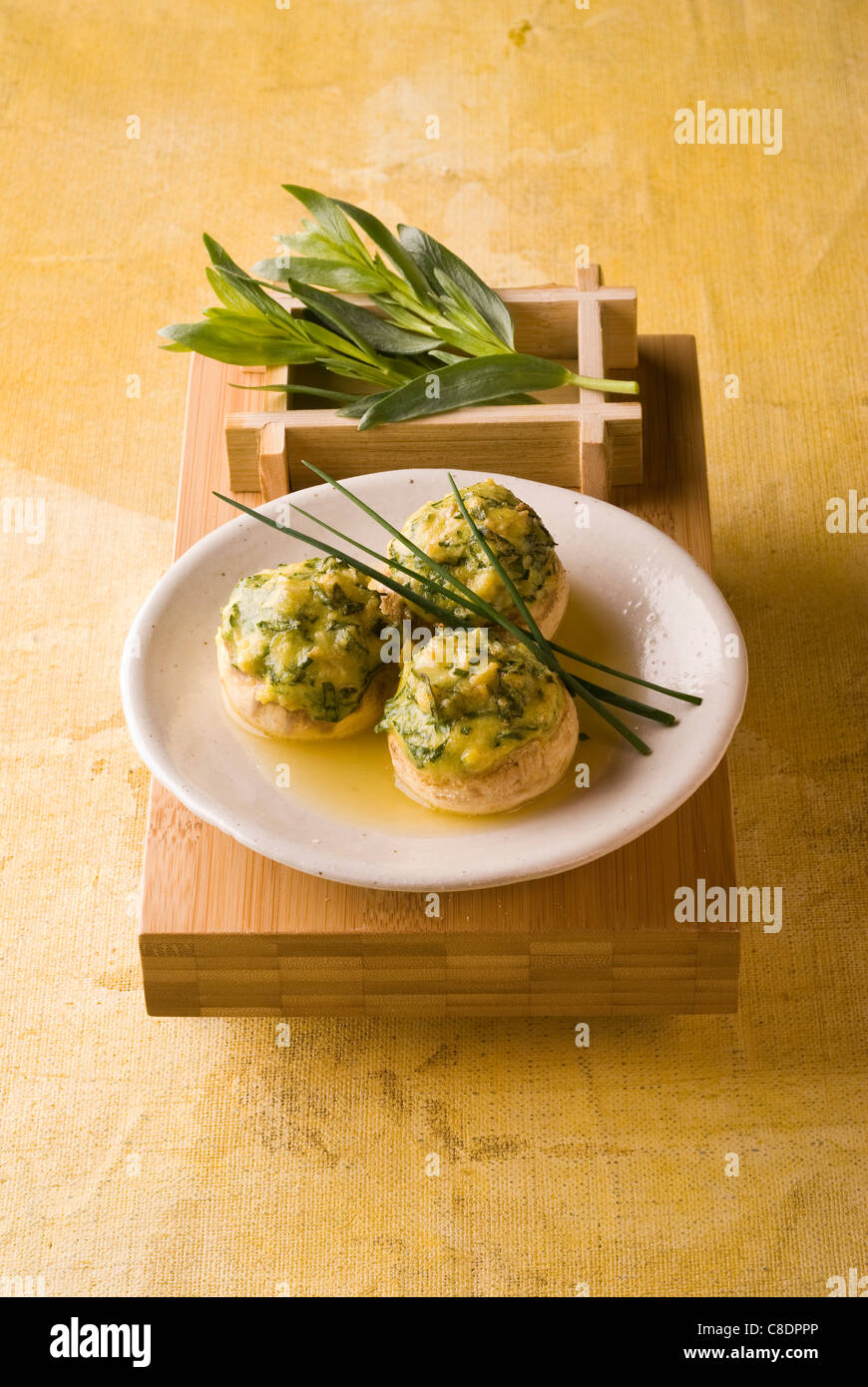 I Funghi ripieni con erbe aromatiche Foto Stock