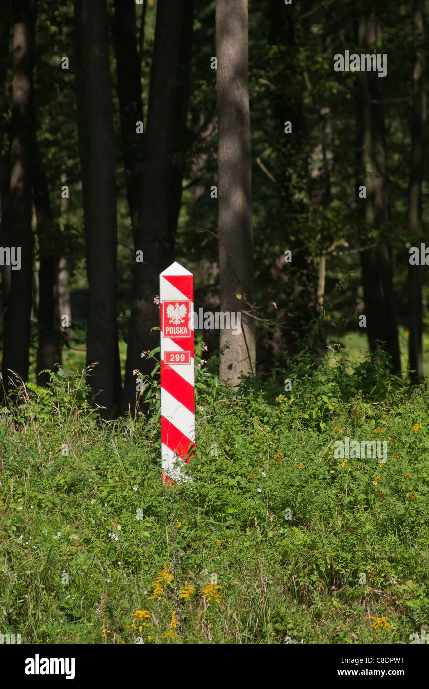 Un confine polacco pole tra Polonia e Germania. Foto Stock