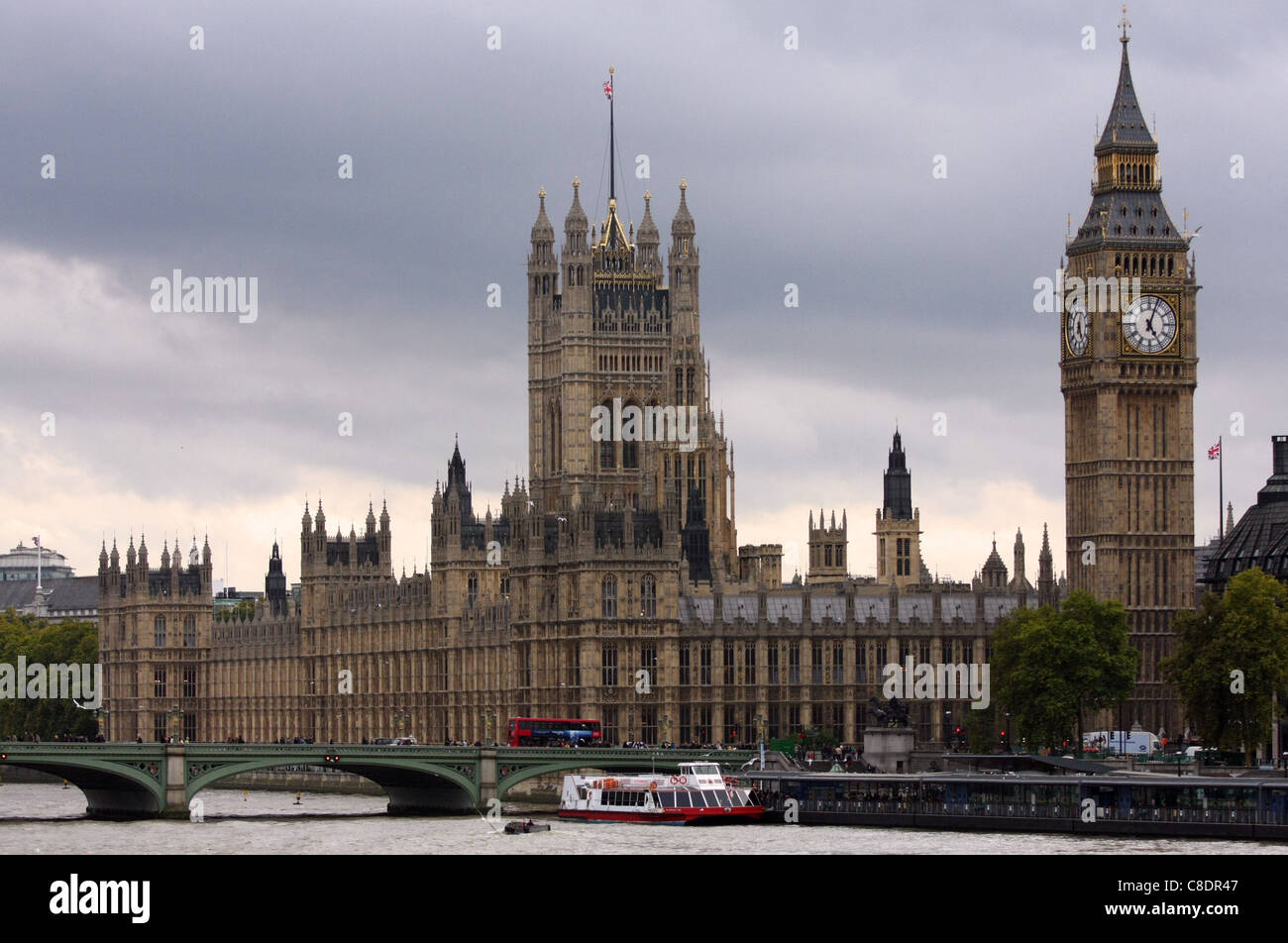 Una vista del case del Parlamento attraverso il Fiume Tamigi Foto Stock
