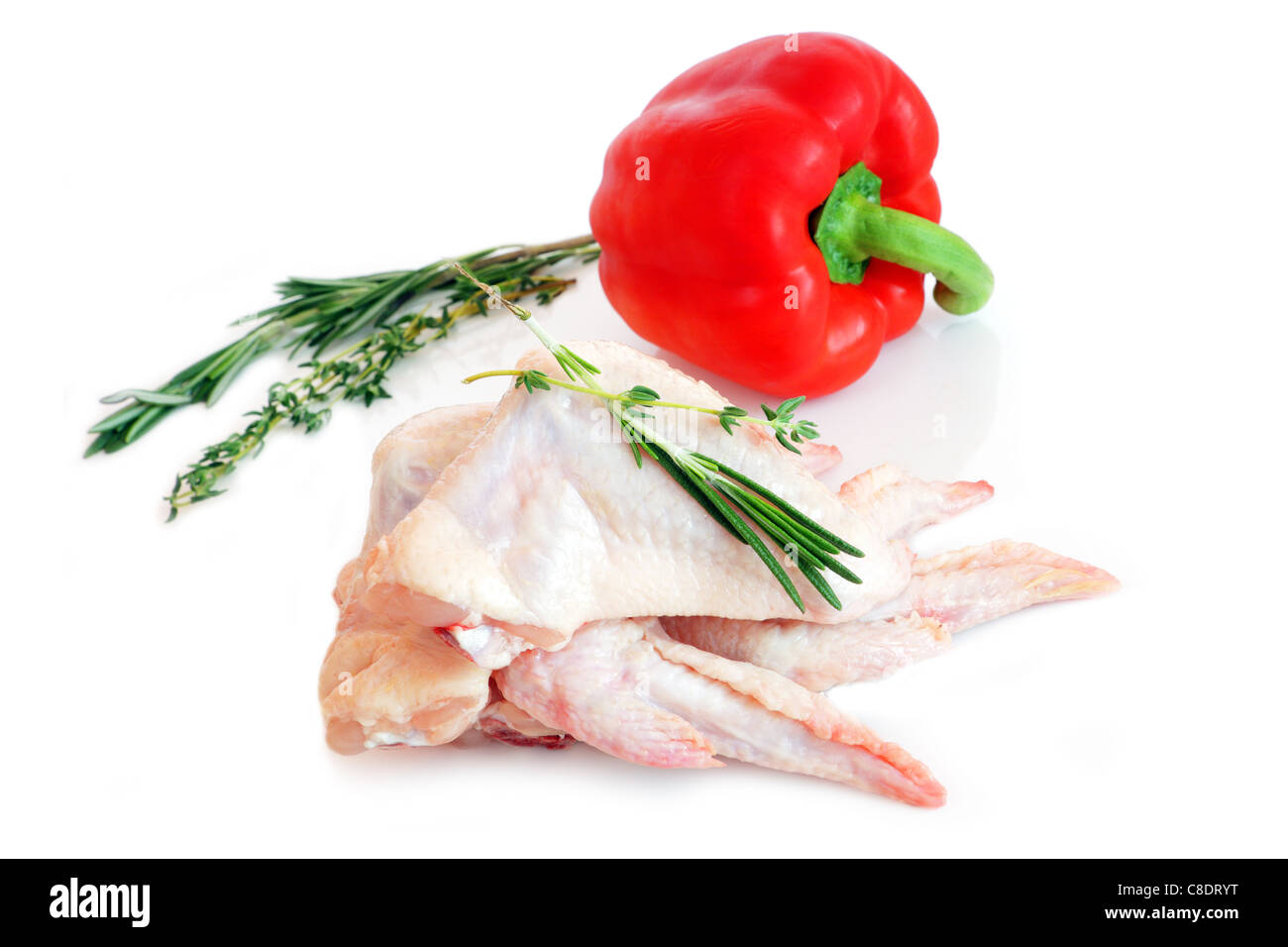 Materie di ali di pollo con rosmarino e pepe rosso su sfondo bianco Foto Stock