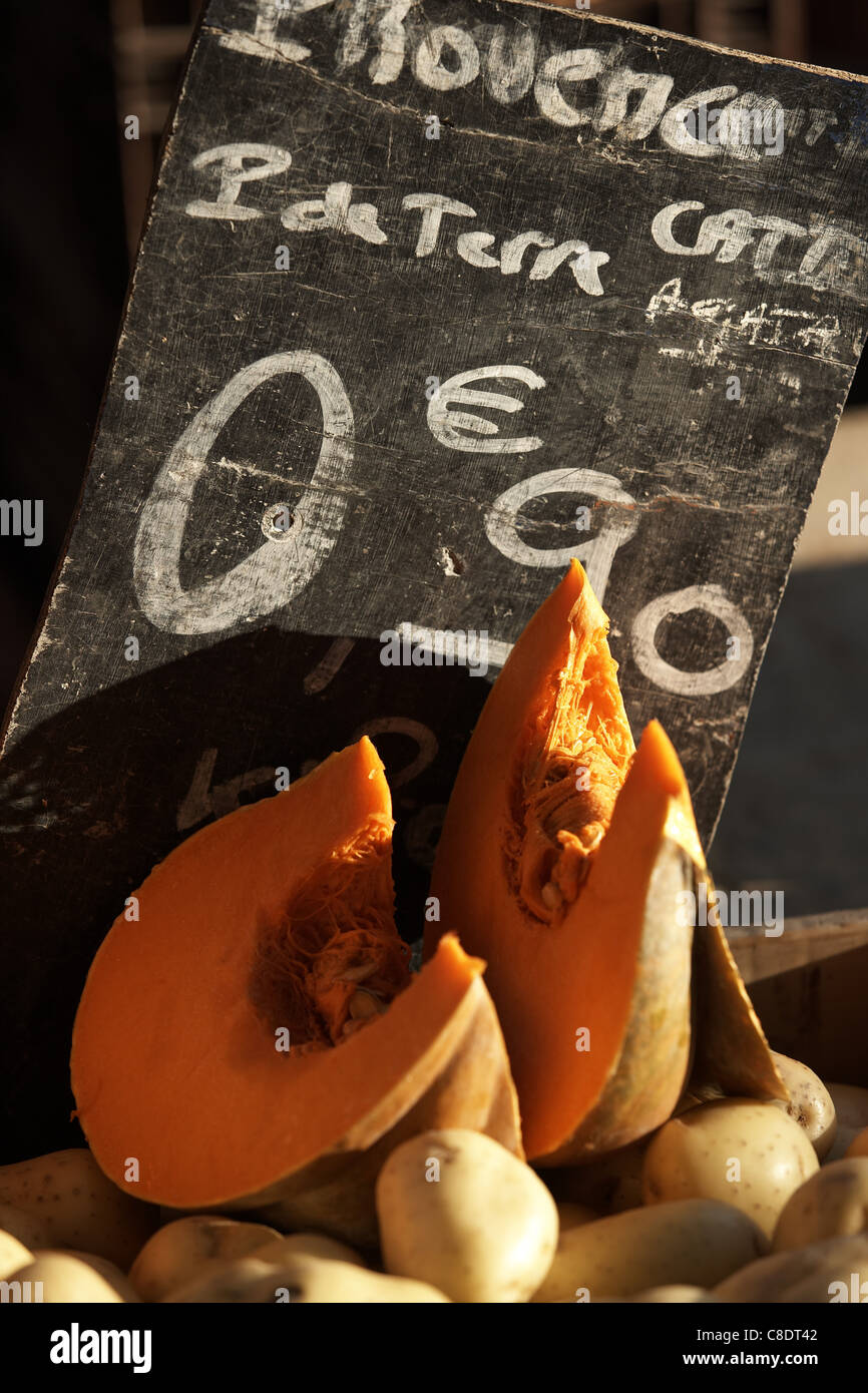 Vegetali di stallo di mercato con i prezzi scritti su una lavagna Foto Stock