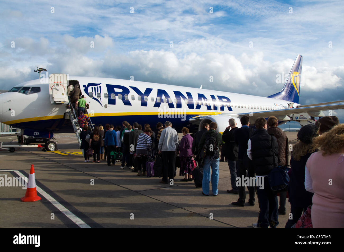 Coda di passeggeri a bordo di una Ryanair Boeing 737-800 piano Foto Stock