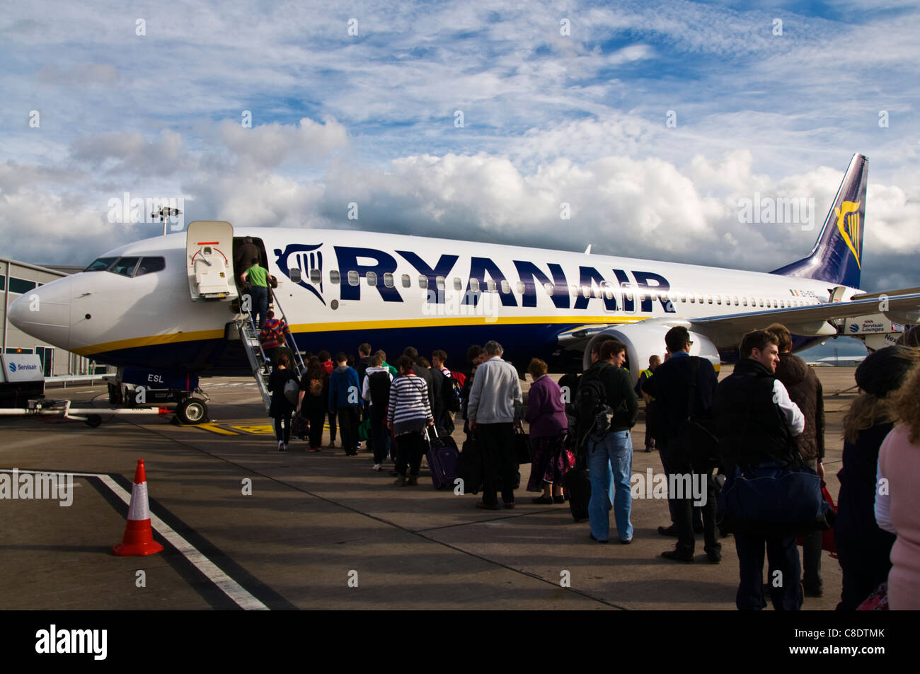 Coda di passeggeri a bordo di una Ryanair Boeing 737-800 piano Foto Stock