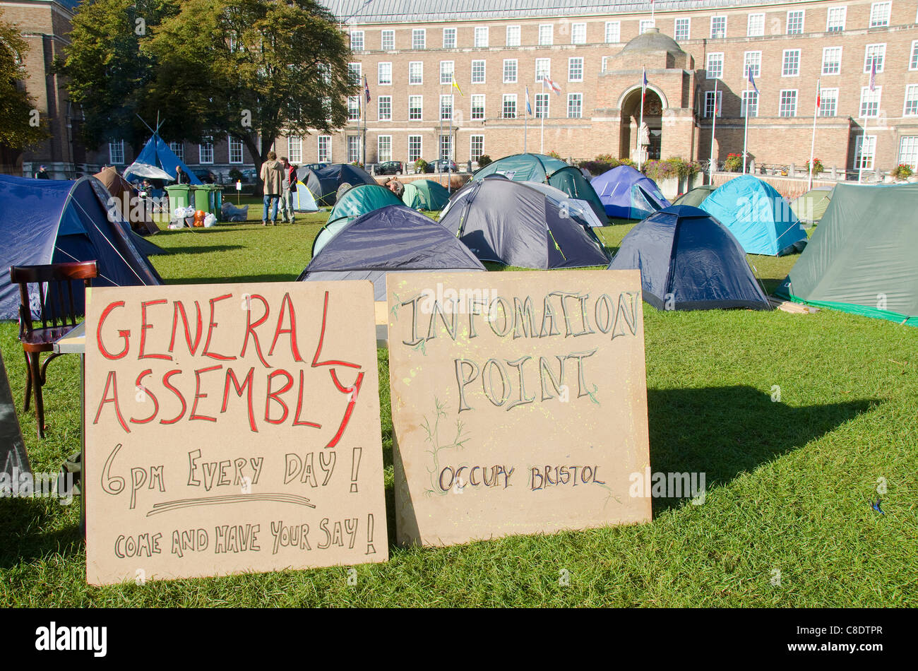 Tende impostato nella parte anteriore del Bristol Consiglio Hall di occupare la protesta di Bristol, Bristol, Regno Unito, il 20 ottobre 2011. La protesta è uno dei molti impostare tutto il mondo ispirato al occupano Wall Street proteste in New York. Foto Stock
