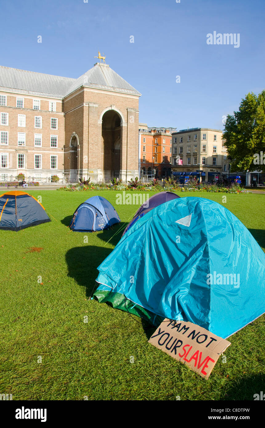 Tende impostato nella parte anteriore del Bristol Consiglio Hall di occupare la protesta di Bristol, Bristol, Regno Unito, il 20 ottobre 2011. La protesta è uno dei molti impostare tutto il mondo ispirato al occupano Wall Street proteste in New York. Foto Stock