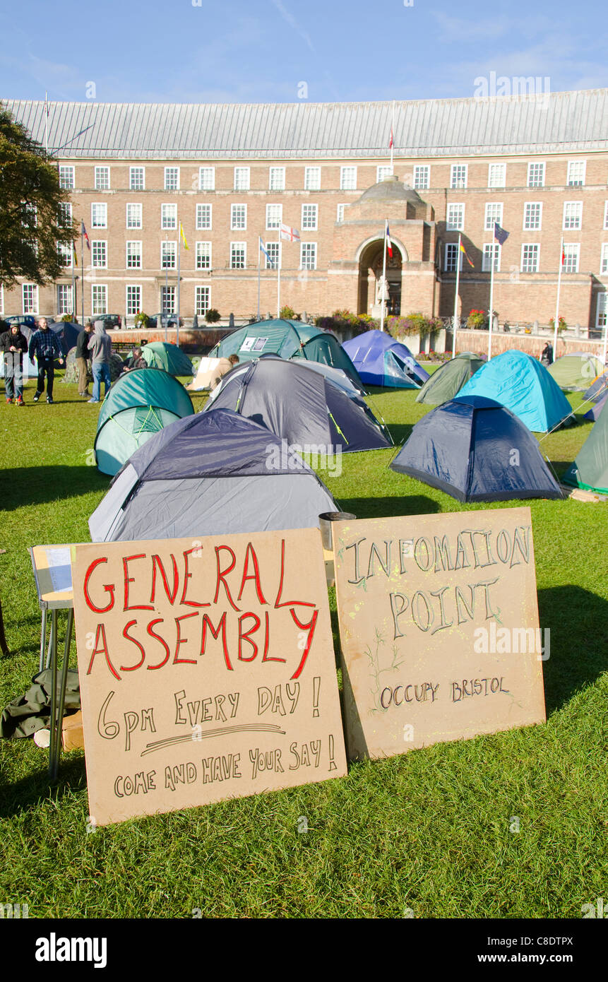 Tende impostato nella parte anteriore del Bristol Consiglio Hall di occupare la protesta di Bristol, Bristol, Regno Unito, il 20 ottobre 2011. La protesta è uno dei molti impostare tutto il mondo ispirato al occupano Wall Street proteste in New York. Foto Stock