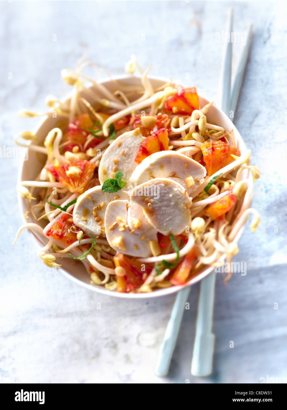 Germoglio di fagiolo,pollo,Arancio sanguigno,citronella e semi di sesamo insalata Foto Stock