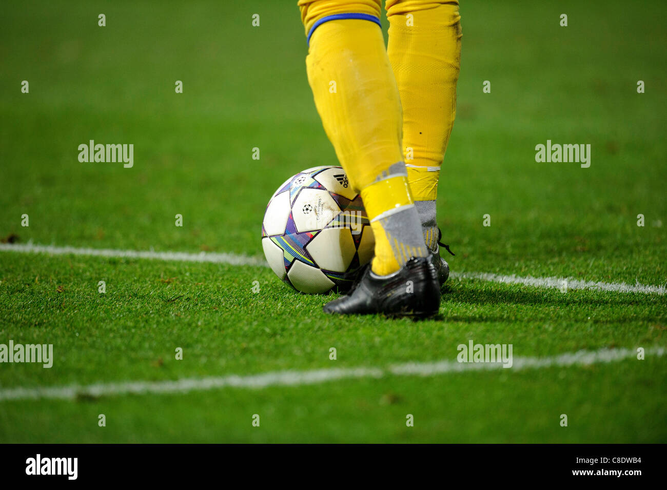 UEFA Champions League match ball cacciato da Julio Cesar di Inter e Milan Foto Stock