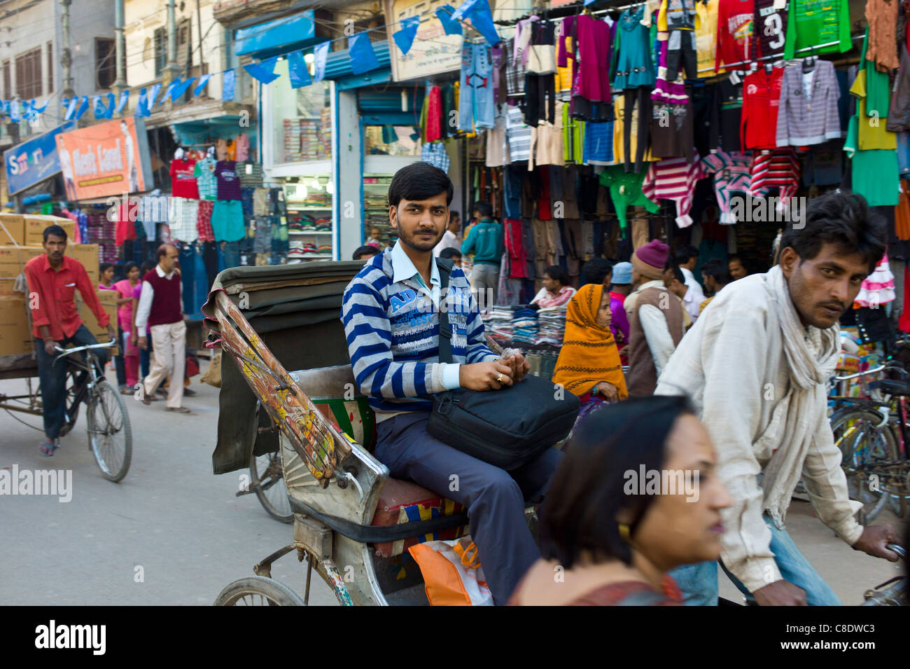 Scena di strada nella città santa di Varanasi, Benares, India settentrionale Foto Stock