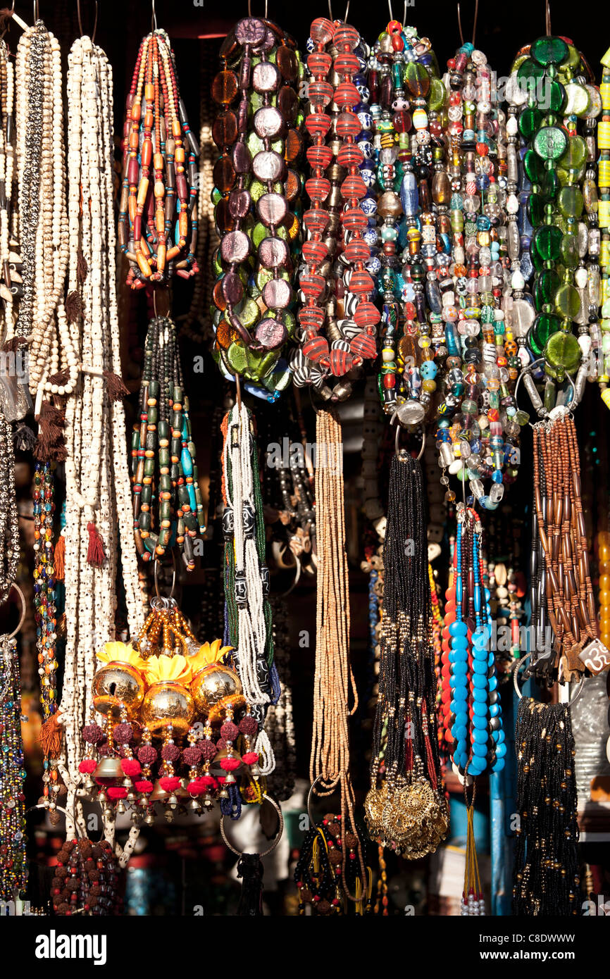 Perle e collane sul mercato in stallo scena di strada nella città di Varanasi, Benares, India settentrionale Foto Stock