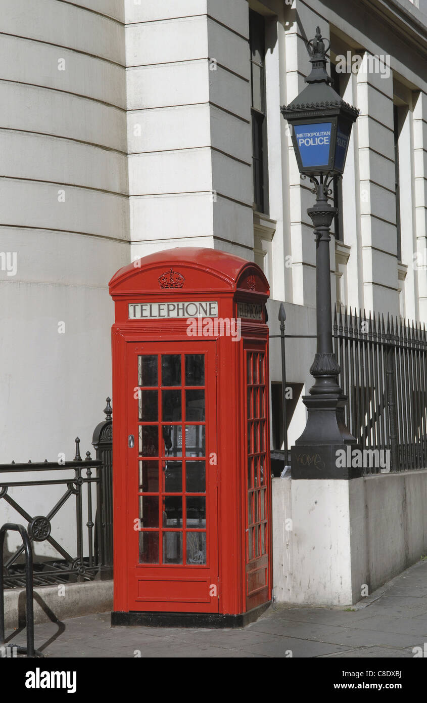 Una classica combinazione di Londra- il telefono rosso box e il vecchio Metropolitan Police luce blu. The Strand, Londra Centrale. Foto Stock