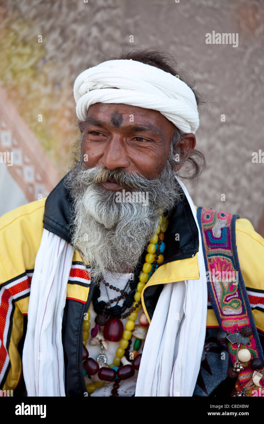 Uomo indù pellegrino con perle e turbante a Dashashwamedh Ghat nella città santa di Varanasi, Benares, India Foto Stock
