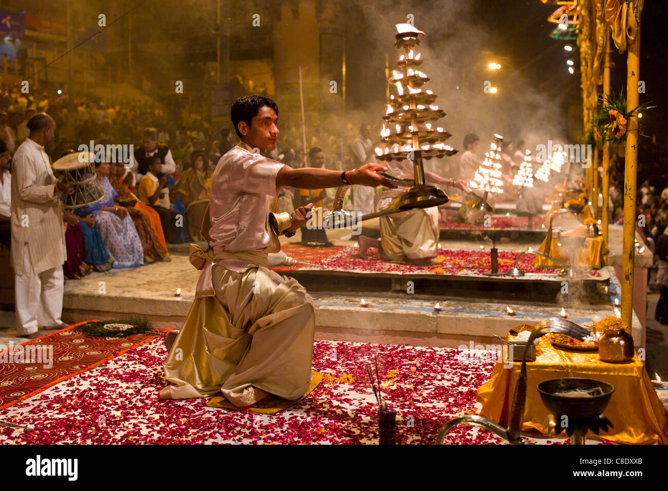 Sacerdoti indù con la Cerimonia della Luce a Shivrati Festival nella città santa di Varanasi, Benares, India Foto Stock