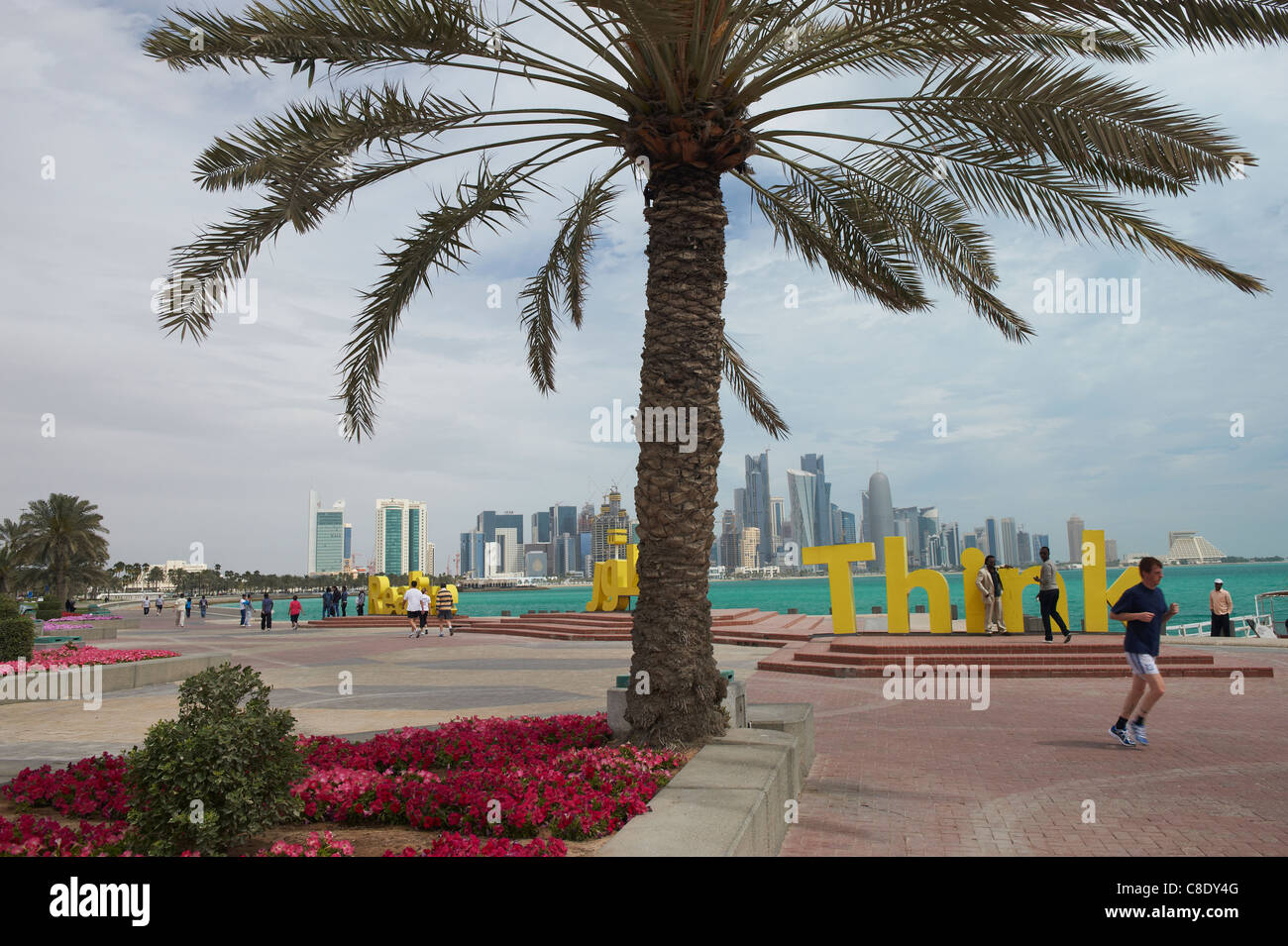 Pareggiatore di corniche Doha in Qatar di fronte dello skyline della città Foto Stock