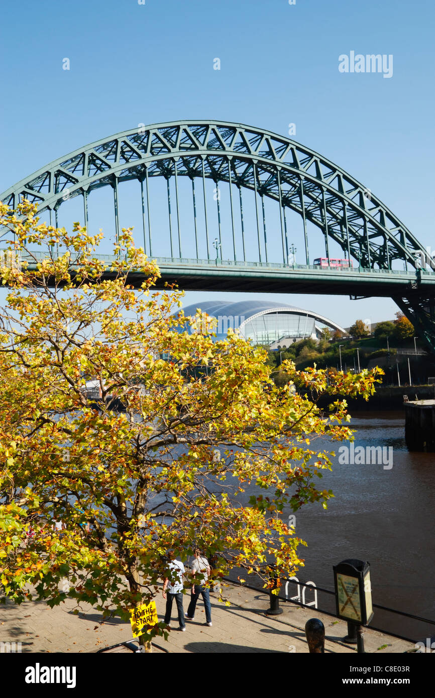 Vista del Tyne Bridge e Sage Gateshead concert hall da Newcastle Quayside. Newcastle upon Tyne, Inghilterra. Regno Unito Foto Stock