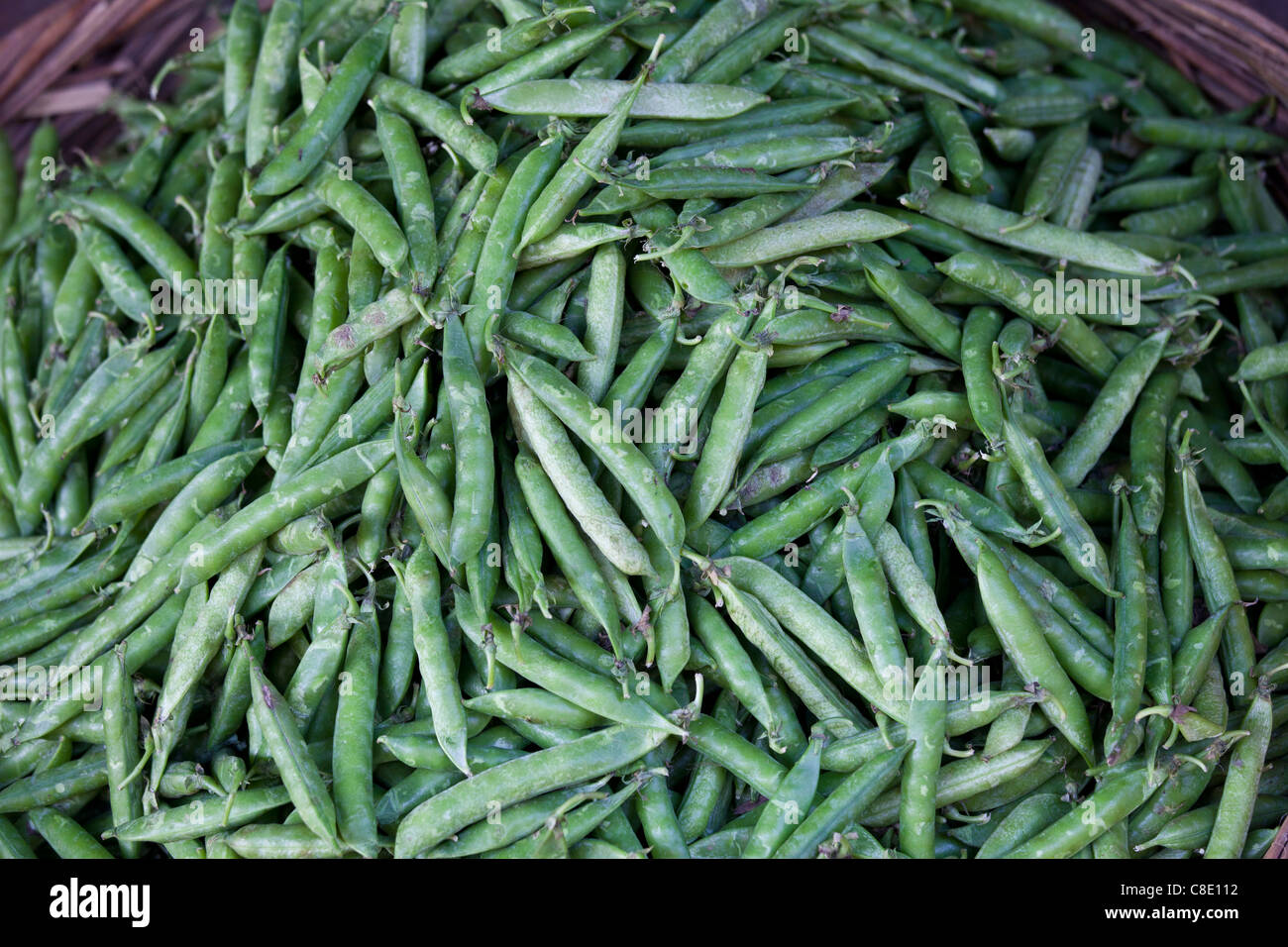 I piselli freschi in un pod in vendita al mercato in stallo Varanasi, Benares, India Foto Stock