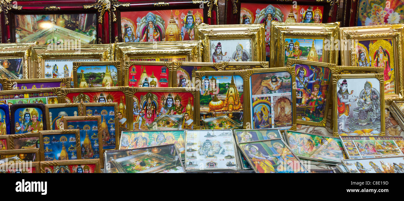 Quadri religiosi del signore Shiva e moglie Parwati in vendita dal Tempio d'oro nella città santa di Varanasi, India Foto Stock