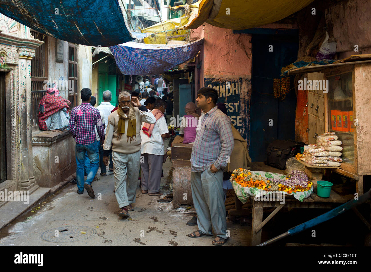 Popolo Indiano in vicolo nella città santa di Varanasi, Benares, India settentrionale Foto Stock