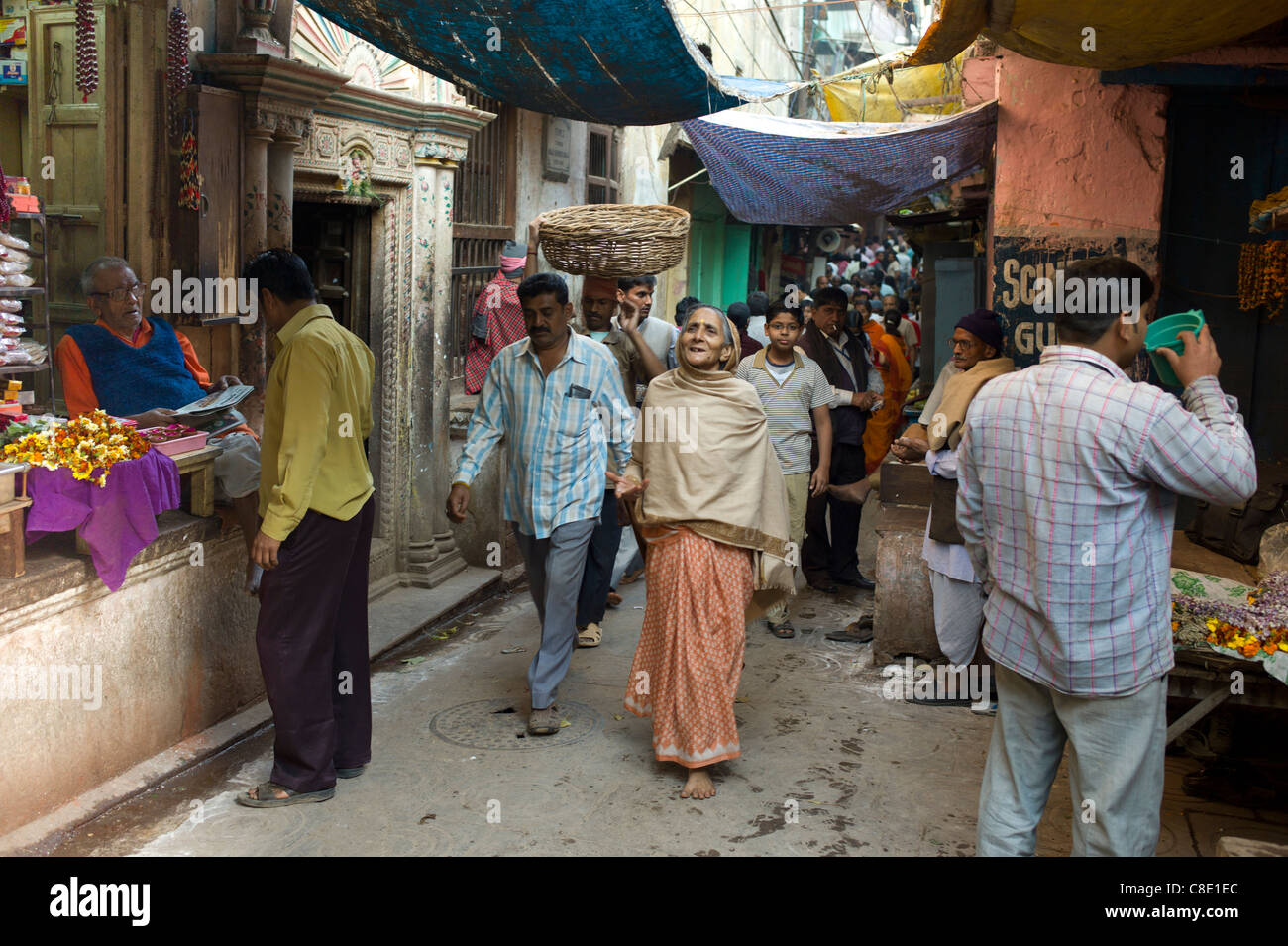 Popolo Indiano in vicolo nella città santa di Varanasi, Benares, India settentrionale Foto Stock