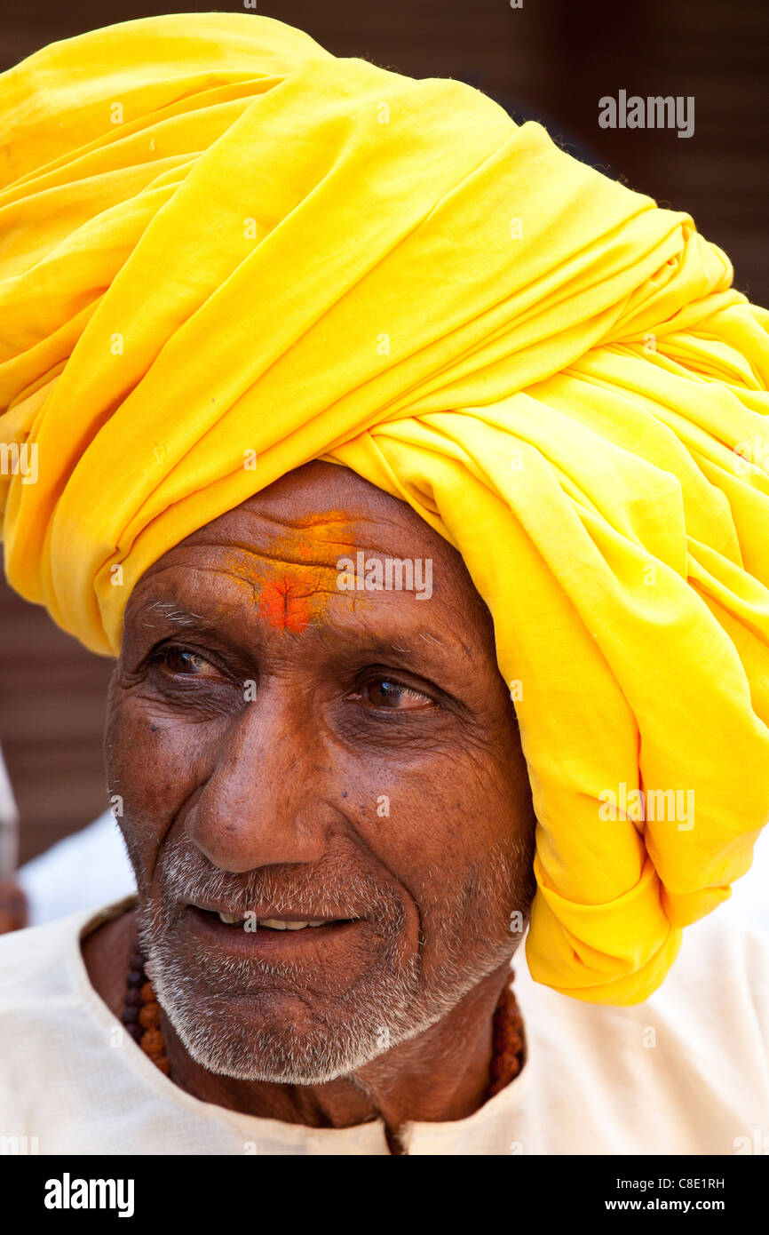 Indiano uomo Indù nella città di Varanasi, Benares, India settentrionale Foto Stock