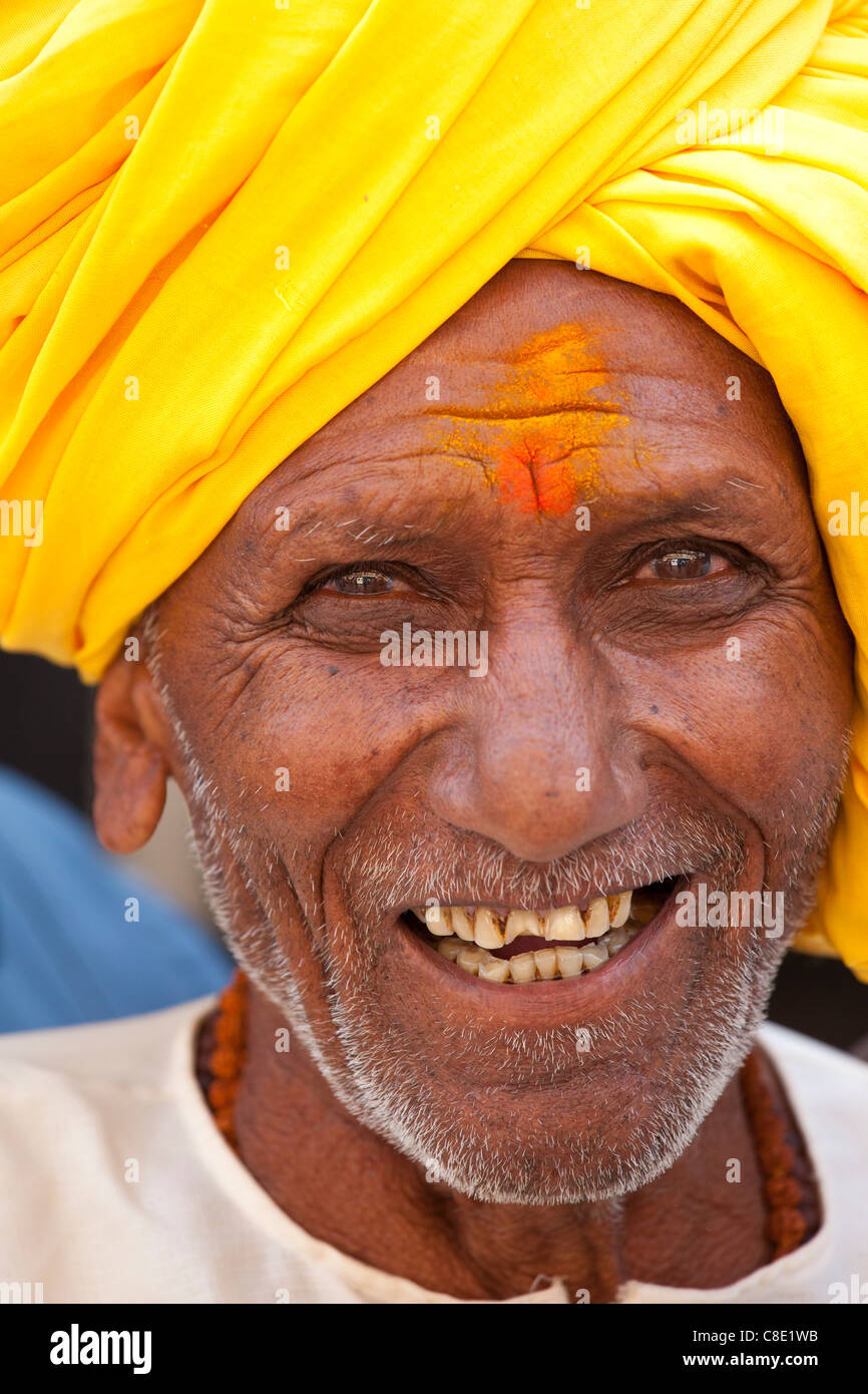Indiano uomo Indù nella città di Varanasi, Benares, India settentrionale Foto Stock