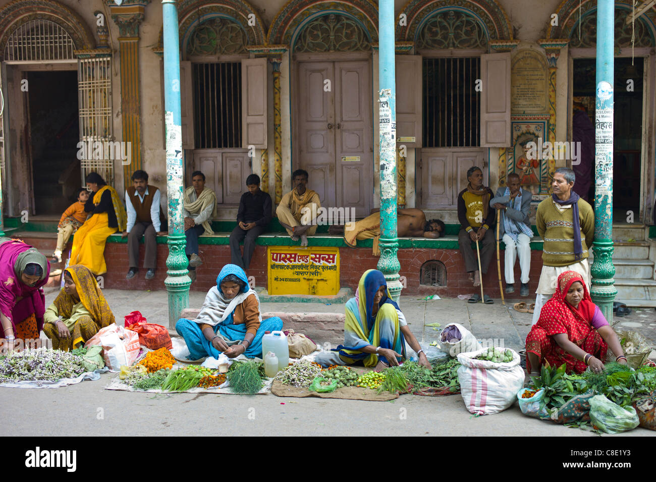 Le donne a vendere i fiori e le erbe per il tempio offerte dal Tempio d'Oro al Festival di Shivaratri nella città santa di Varanasi, India Foto Stock