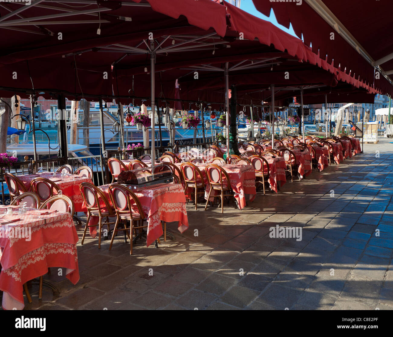 Lato canale ristorante pronto per i clienti a fermarsi per un caffè o la prima colazione. Foto Stock