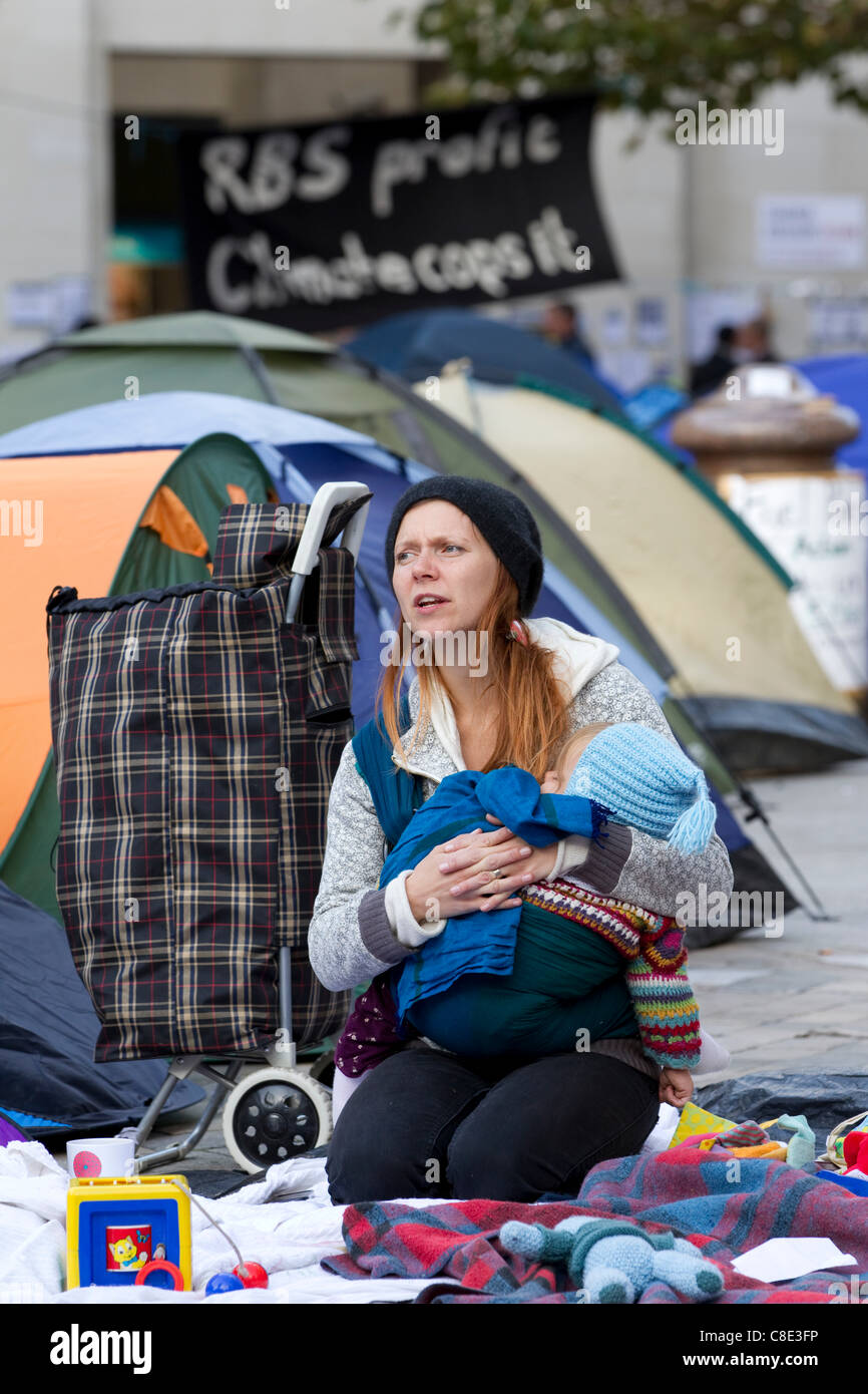 Londra, UK, 20.10.2011. Occupare manifestanti camp nella motivazione della Cattedrale di San Paolo nel distretto finanziario di Londra Centrale Square Mile. La protesta del camp è parte di occupare il London Stock Exchange, movimento impostato durante il weekend, il gruppo aveva destinato ad occupare Paternoster square. Foto Stock