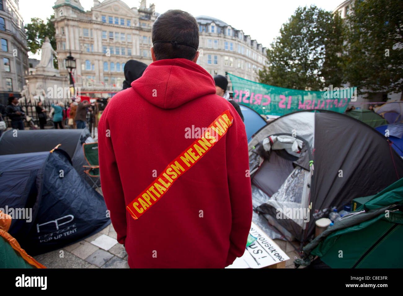 Londra, UK, 20.10.2011. Occupare manifestanti camp nella motivazione della Cattedrale di San Paolo nel distretto finanziario di Londra Centrale Square Mile. La protesta del camp è parte di occupare il London Stock Exchange, movimento impostato durante il weekend, il gruppo aveva destinato ad occupare Paternoster square. Foto Stock