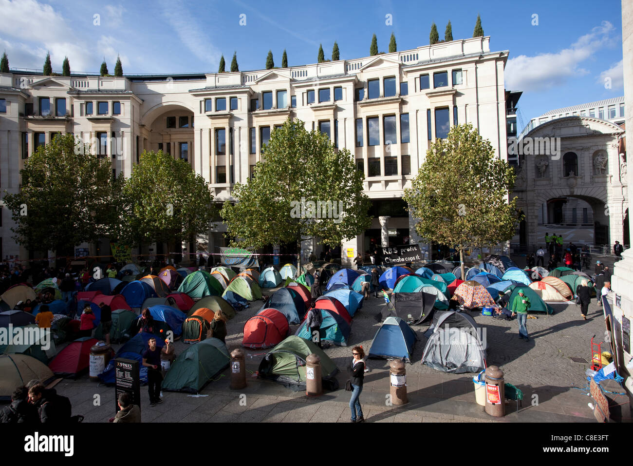 Londra, UK, 20.10.2011. Occupare manifestanti camp nella motivazione della Cattedrale di San Paolo nel distretto finanziario di Londra Centrale Square Mile. La protesta del camp è parte di occupare il London Stock Exchange, movimento impostato durante il weekend, il gruppo aveva destinato ad occupare Paternoster square. Foto Stock