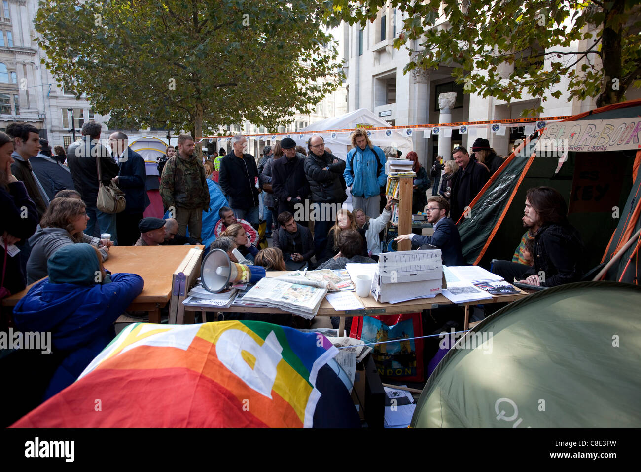 Londra, UK, 20.10.2011. Occupare manifestanti camp nella motivazione della Cattedrale di San Paolo nel distretto finanziario di Londra Centrale Square Mile. La protesta del camp è parte di occupare il London Stock Exchange, movimento impostato durante il weekend, il gruppo aveva destinato ad occupare Paternoster square. Foto Stock